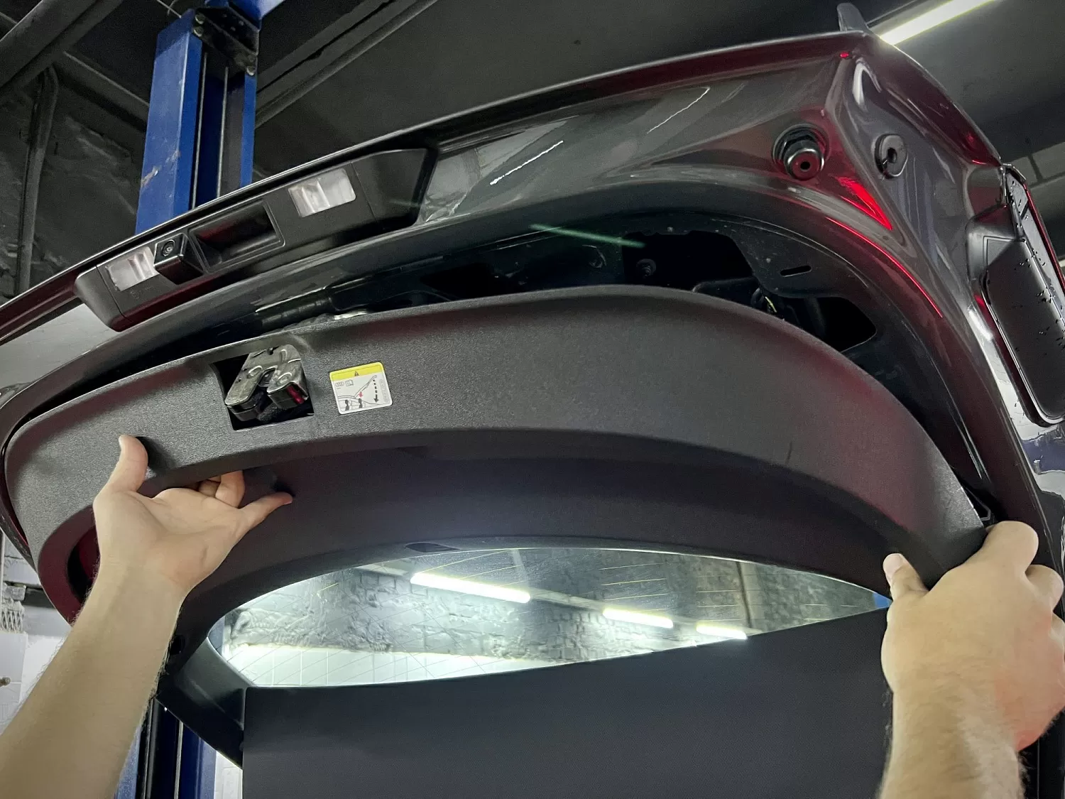 Installation process of spoiler Audi TT 