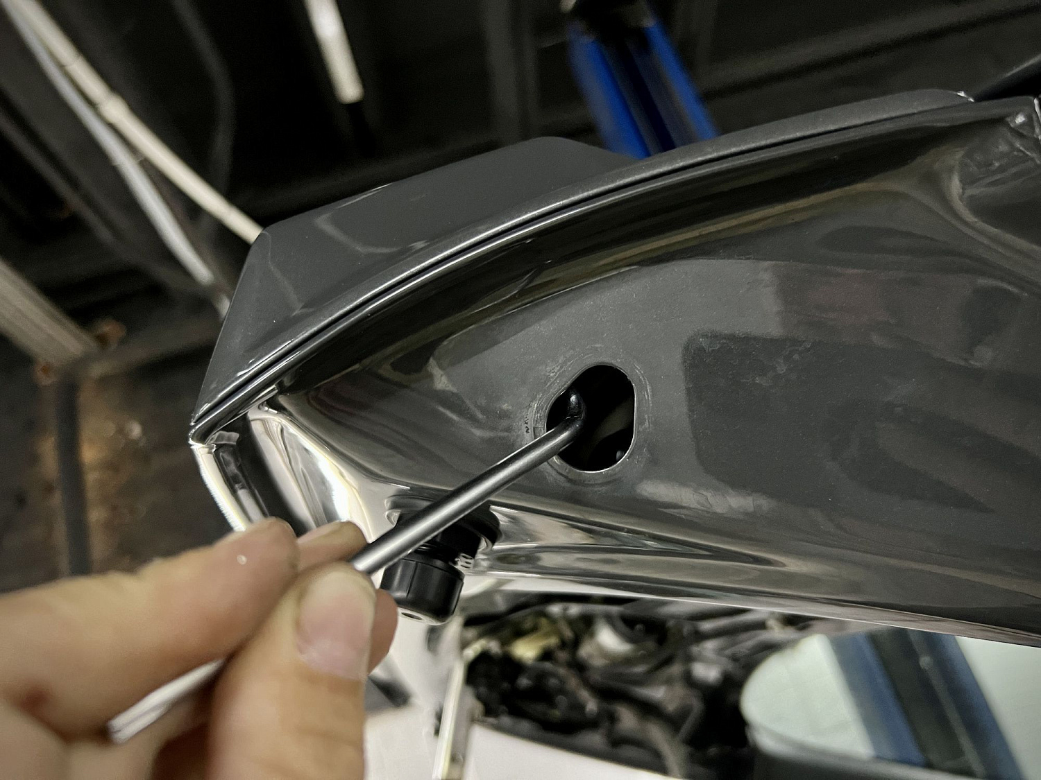 Installation process of spoiler Audi TT 